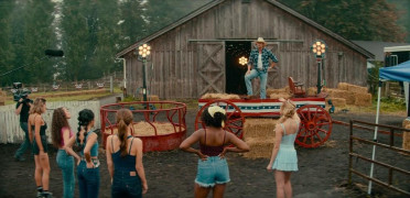 Кадр з фільму Не той Париж