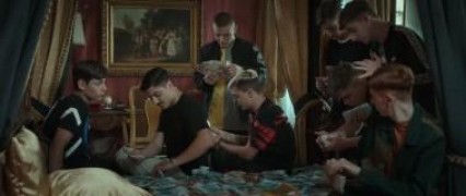 Кадр з фільму Піраньї Неаполя