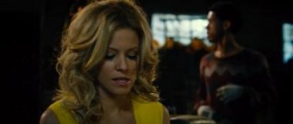 Кадр з фільму Білявка в ефірі