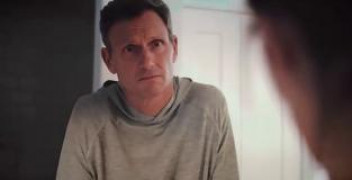 Кадр з фільму Езра: Неналежна поведінка