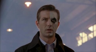 Кадр з фільму Кинджали-близнята