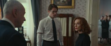 Кадр з фільму Місіс Гарріс їде у Париж