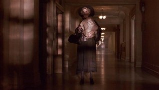 Кадр з фільму Самотня біла жінка