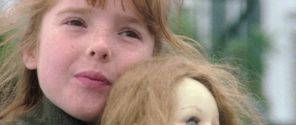 Кадр з фільму Будинок біля цвинтаря