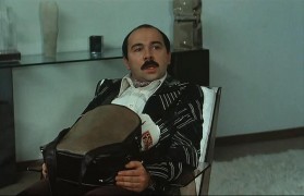 Кадр з фільму Далі нікуди