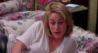 Кадр з фільму Біда біду тягне