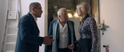 Кадр з фільму Від сім'ї не втечеш