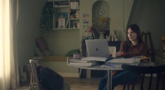 Кадр з фільму Він і вона