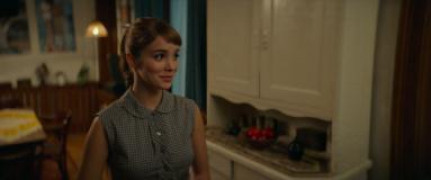 Кадр з фільму Місіс Гарріс їде у Париж