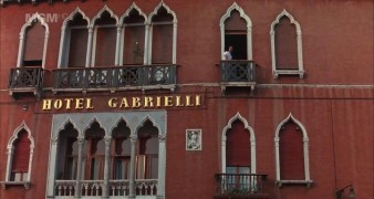 Кадр з фільму Комфорт подорожніх