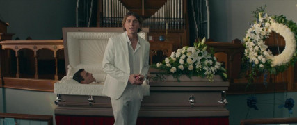 Кадр з фільму Низько