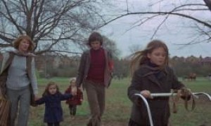 Кадр з фільму Неділя, клята неділя