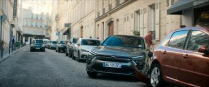 Кадр з фільму Наречений з all inclusive