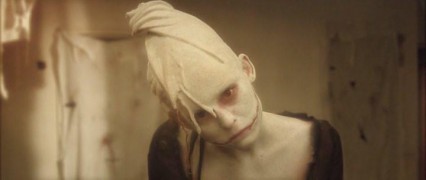 Кадр з фільму Крики, що стихають