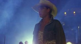 Кадр з фільму Злиття двох місяців