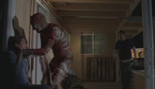 Кадр з фільму Жриця смерті