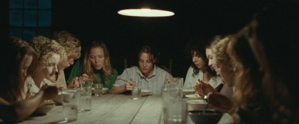 Кадр з фільму Марта Мерсі Мей Марлен