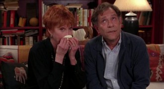 Кадр з фільму Біда біду тягне