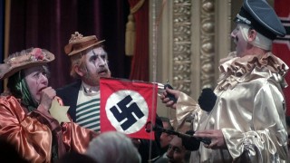 Кадр з фільму Бути чи не бути