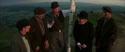 Кадр з фільму Англієць, який піднявся на пагорб, а спустився з гори