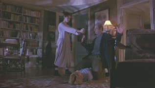 Кадр з фільму Самотня біла жінка