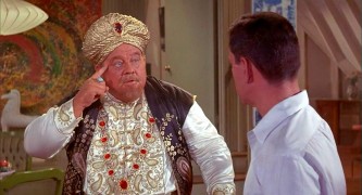 Кадр з фільму Латунна пляшка