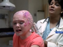 Кадр з фільму Нація прибульців: Внутрішній ворог