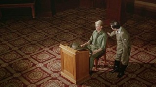 Кадр з фільму Щасливого різдва, містере Лоуренс