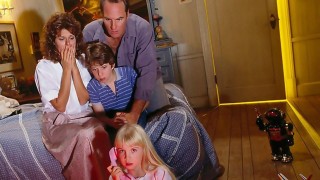 Кадр з фільму Полтергейст 2: Інший бік