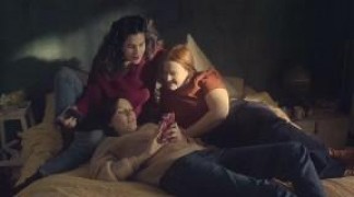 Кадр з фільму Він і вона