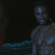 Кадр з фільму Суворо конфіденційно