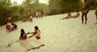 Кадр з фільму Босоніж по червоні землі