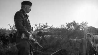 Кадр з фільму Пофарбоване пташеня