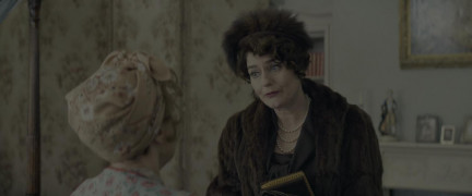 Кадр з фільму Місіс Гарріс їде у Париж