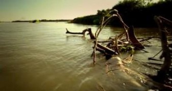 Кадр з фільму Босоніж по червоні землі