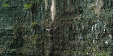 Кадр з фільму Помста землі