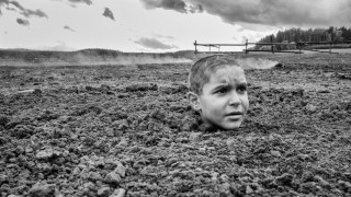 Кадр з фільму Пофарбоване пташеня