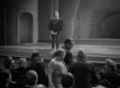 Кадр з фільму Бути чи не бути