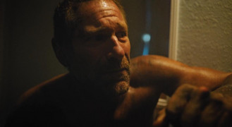 Кадр з фільму Гуркіт крізь темряву