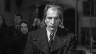 Кадр з фільму Пофарбоване пташеня