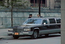 Кадр з фільму Учень. Історія Трампа