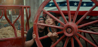 Кадр з фільму Не той Париж