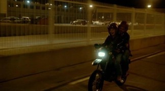 Кадр з фільму Мавпа на плечі