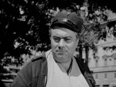 Кадр з фільму Викрадачі велосипедів