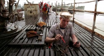 Кадр з фільму Опустити перископ