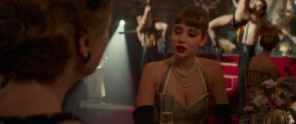 Кадр з фільму Місіс Гарріс їде у Париж