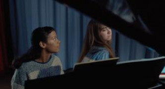 Кадр з фільму Разом з кістками