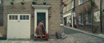 Кадр з фільму Місіс Гарріс їде у Париж