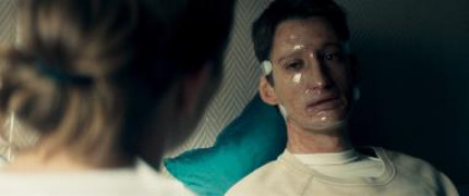 Кадр з фільму Крізь вогонь