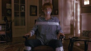 Кадр з фільму Самотня біла жінка